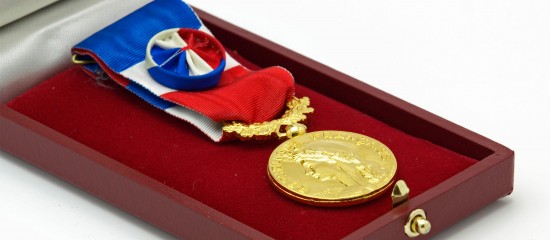 Médaille du travail : quelles cotisations sur la gratification associée ?